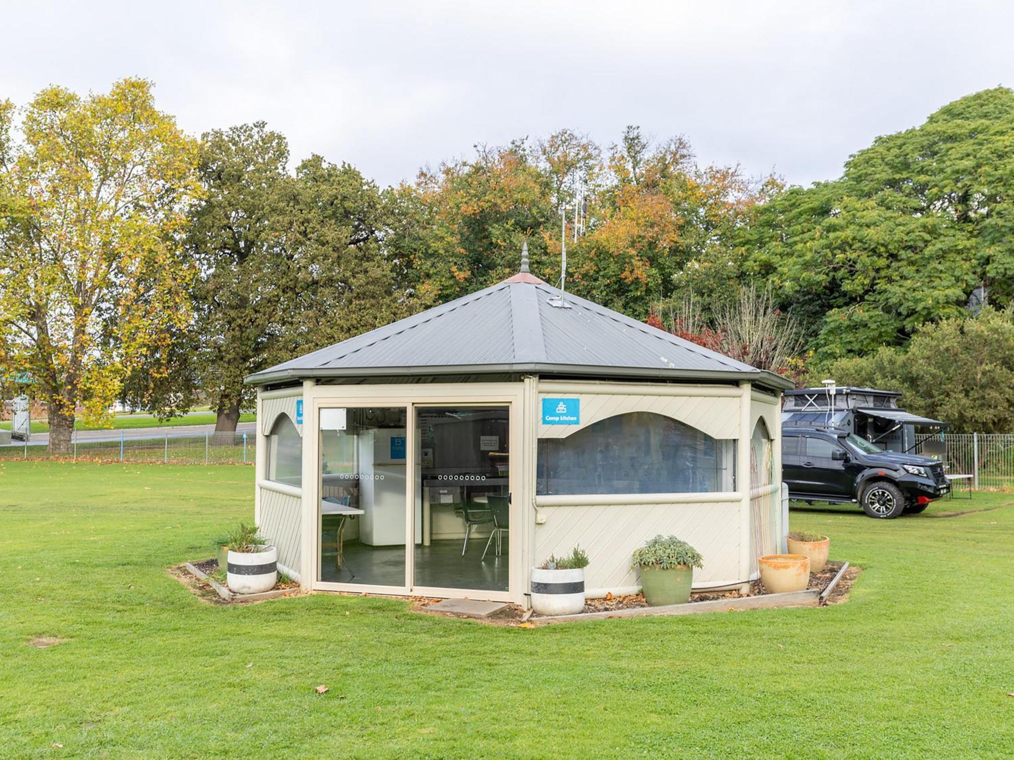 Nrma Bairnsdale Riverside Holiday Park Ngoại thất bức ảnh