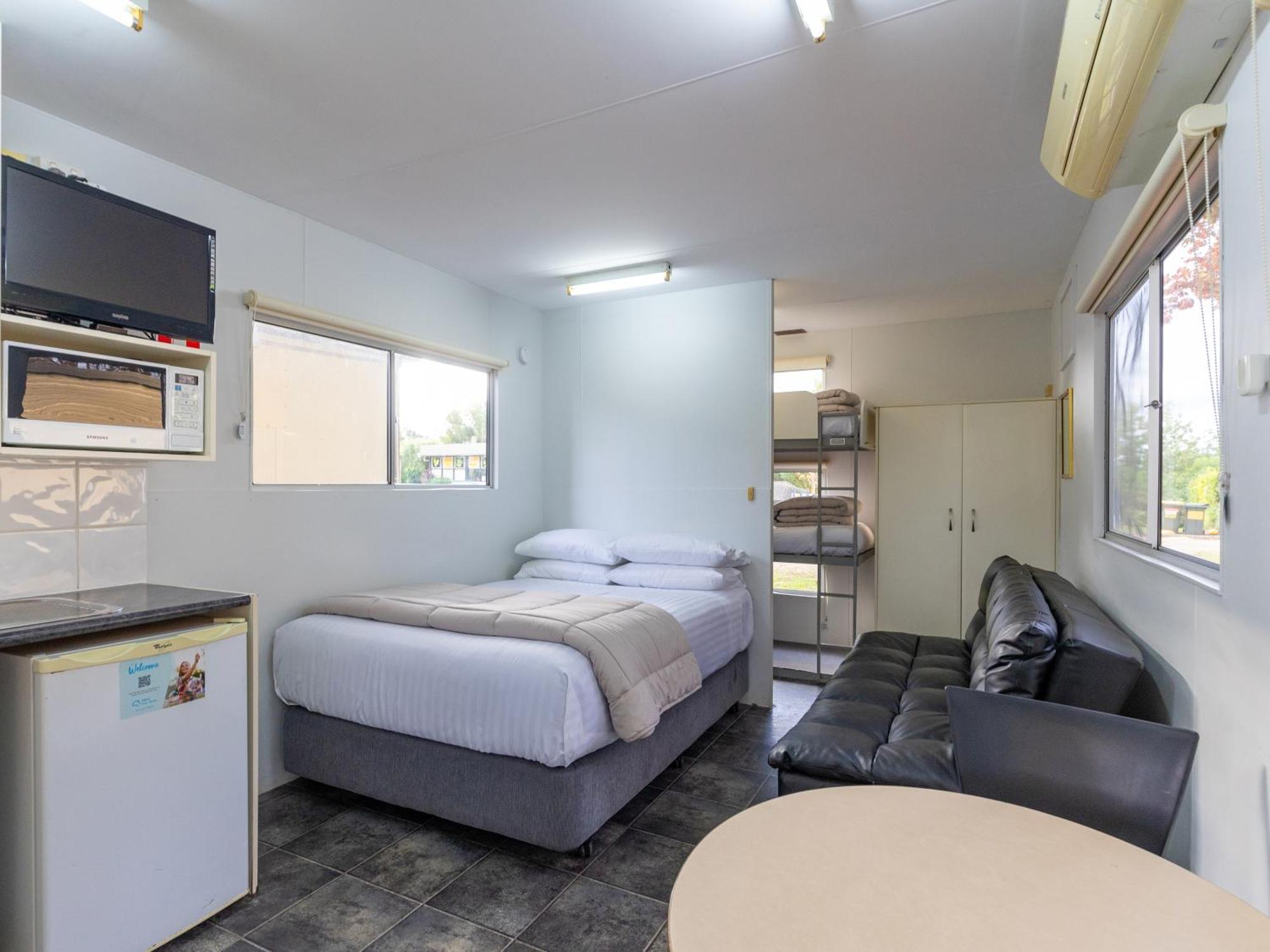 Nrma Bairnsdale Riverside Holiday Park Phòng bức ảnh